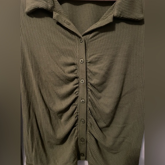 Ribbed Color Ruched Button Up - Picture 4 of 7